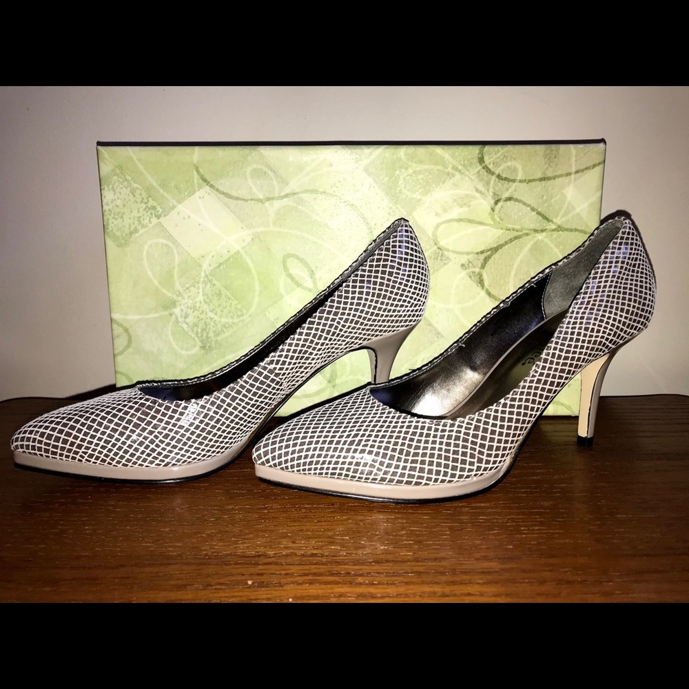 NIB J. Reneé size 7 Sabine heels brown and cream